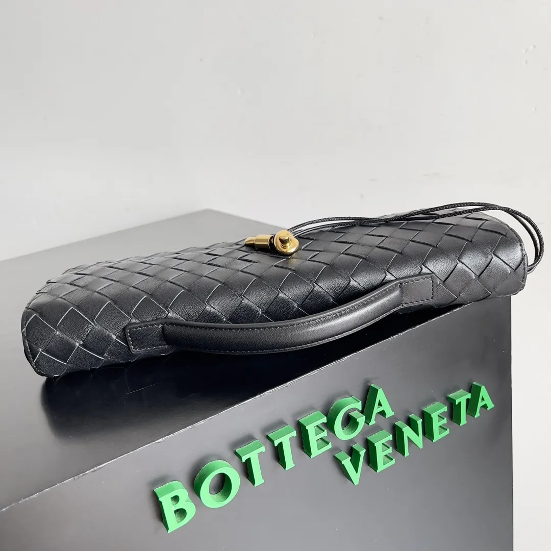 The batch of 1360 BV Andiamo evening handbags has been heavily planted again~ The designer aesthetics in the era of economic downturn are back. I fall in love with it at first sight and can't put it down. It's so beautiful and full of aura. The shape and texture are very competitive. It's light in weight and has sufficient capacity. It's a must-have for fashionistas. It's suitable for many occasions, minimalist, high-end and light luxury. Model No.: 741511 Size: 31*13*3cm